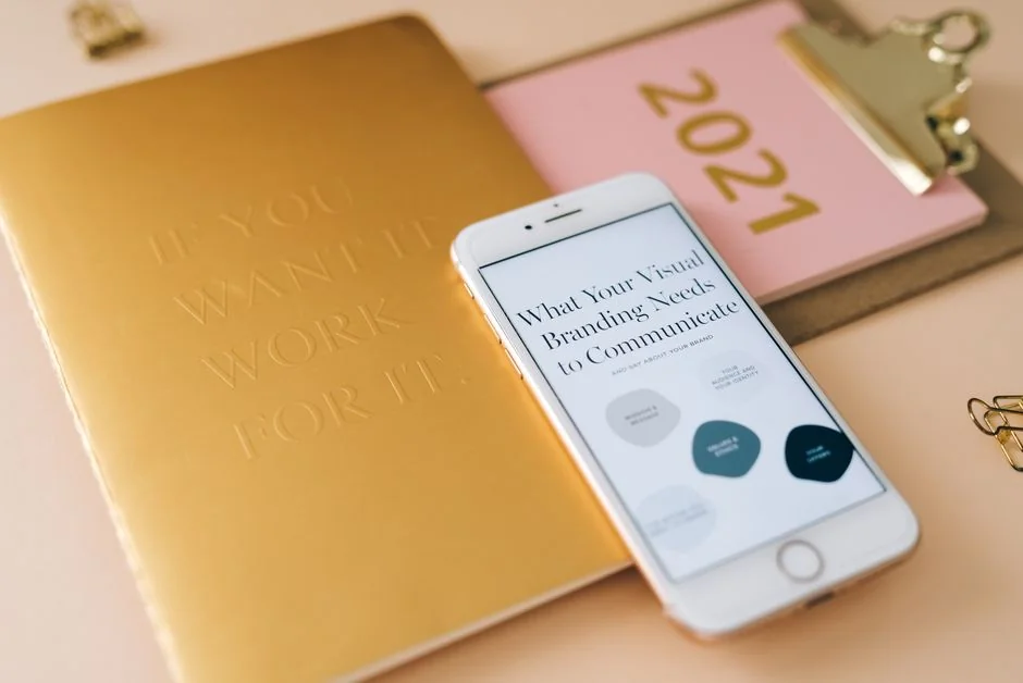 Mains tapant sur un ordinateur portable avec des graphiques de cryptomonnaie et l’écran d’un smartphone visibles, mettant l’accent sur la finance numérique.